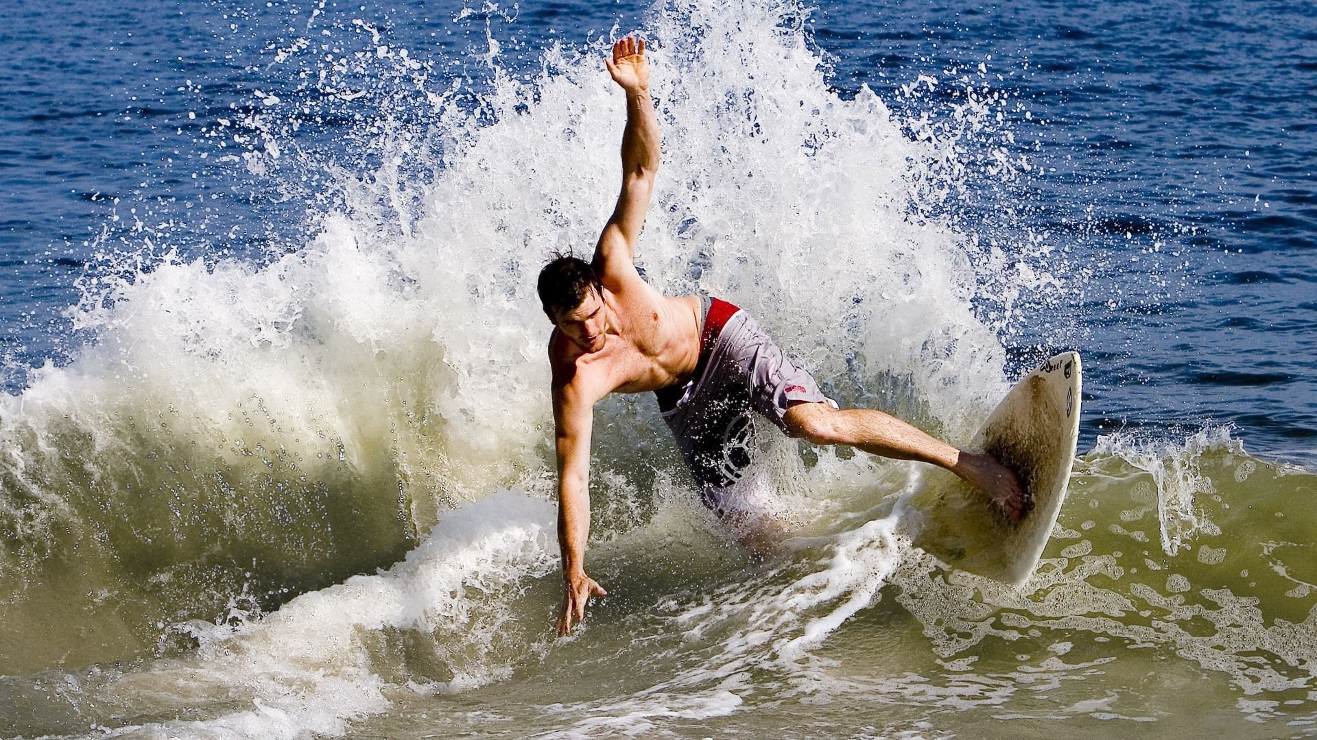 “三叉湖赛场上的滚球对决，选手挑战极限精准度”